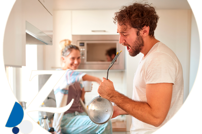 pareja divirtiéndose mientras cocinan