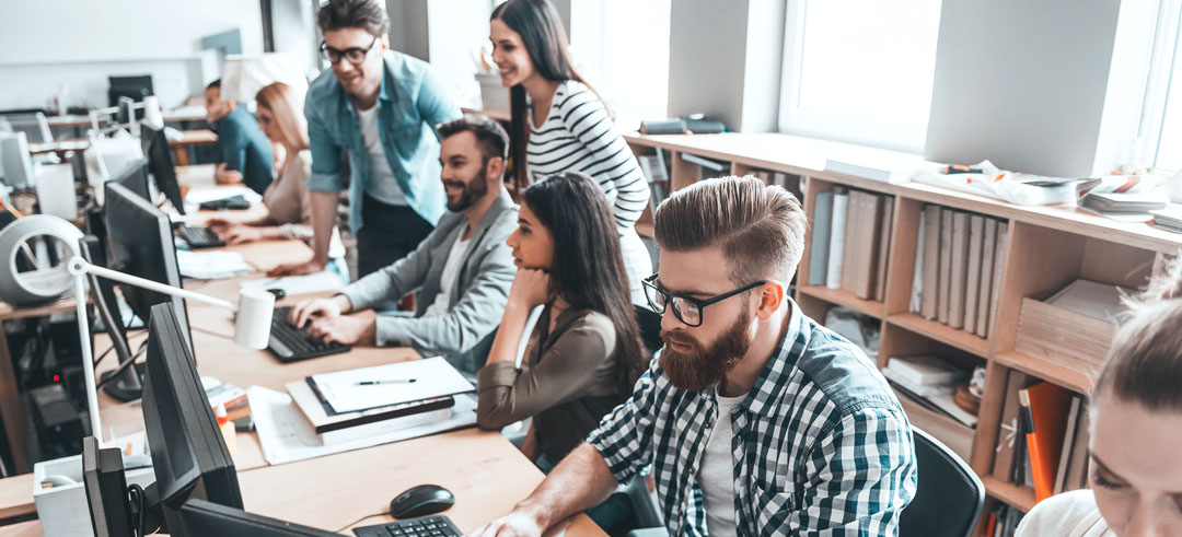 Trabajadores en una oficina con ordenadores