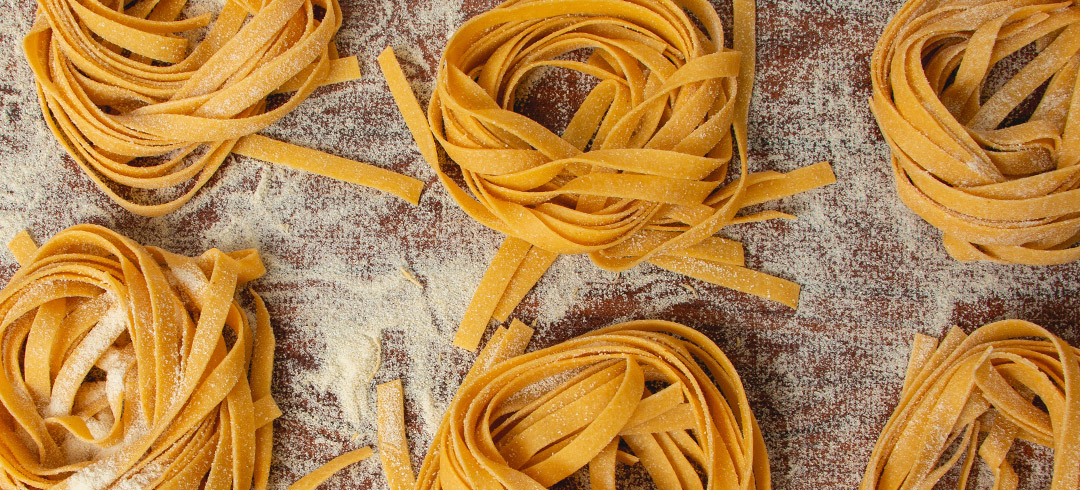Tallarines caseros sobre una mesa
