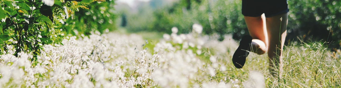 Persona corriendo por una zona con polen