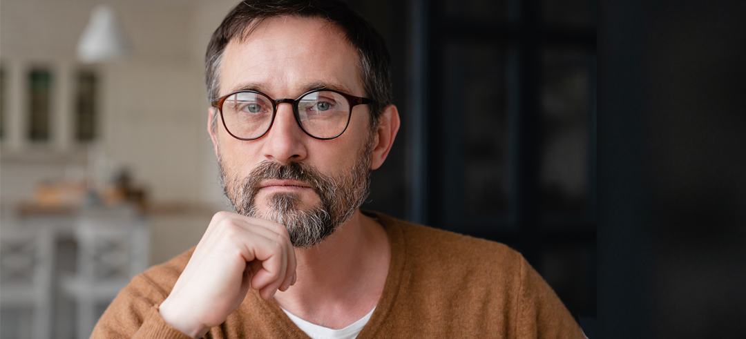 Hombre con expresión de duda y gesto pensativo