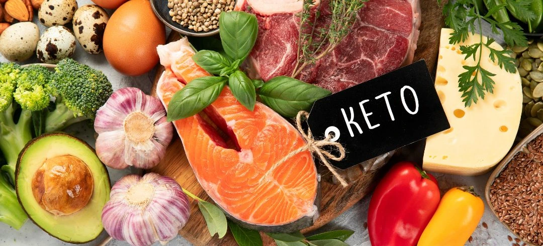 Diferentes alimentos puestos sobre una mesa