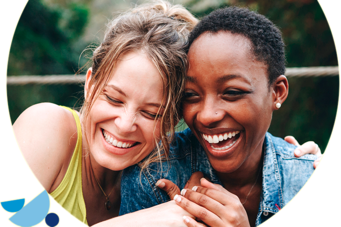 dos chicas sonrientes