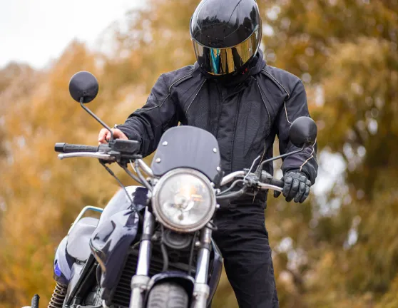 Motorista arrancando la moto