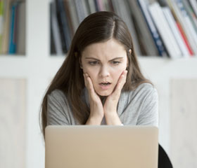 Mujer preocupada mirando la pantalla de un ordenador