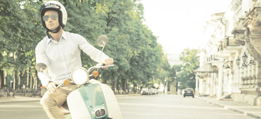 chico en moto circulando en la ciudad