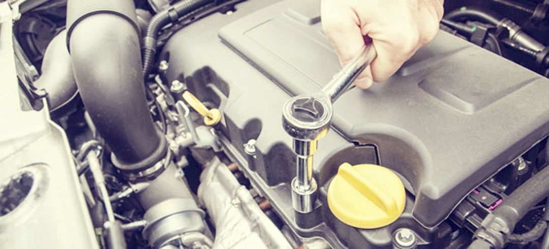 mecánico reparando un motor